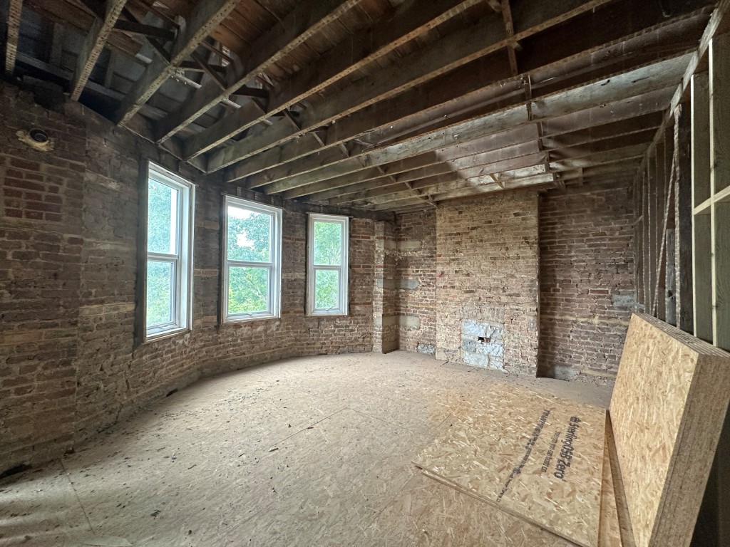 Lot: 144 - DETACHED BUILDING IN NEED OF REPAIR AND REFURBISHMENT WITH APPROVED PLANNING - First Floor Room overlooking back garden